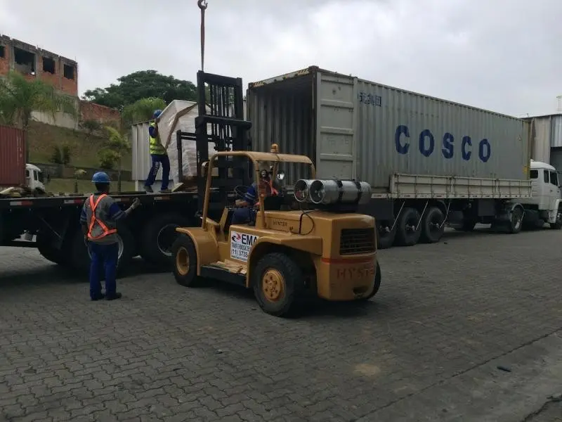 Caminhão para transporte de container