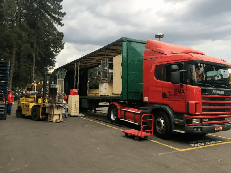 Transporte de maquinas e equipamentos